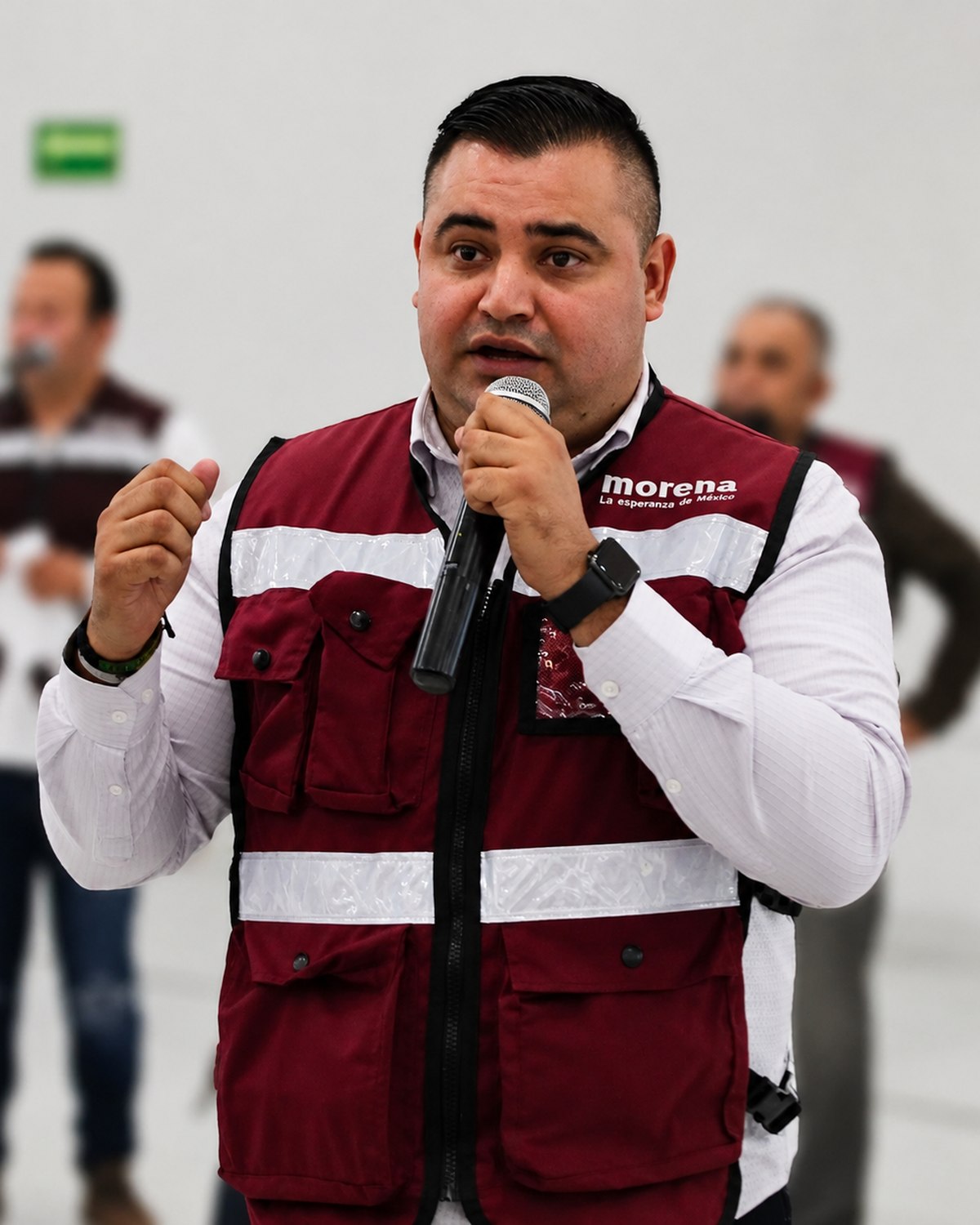 David Mendoza hablando ante la militancia en una asamblea en Sonora